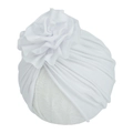 Gros plan du bonnet turban blanc en coton pour bébé avec grande décoration florale - Blanc