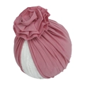 Détail du bonnet turban rose pour bébé en tricot plissé avec une grande fleur en 3D - Rose Poudré