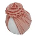 Détail d'un bonnet turban pour bébé avec une grande fleur plissée en tissu rose corail - Corail