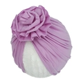Détail d'un turban lavande pour bébé avec fleur plissée et maille douce de haute qualité - Violet Rose
