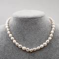 Collana girocollo di perle barocche d'acqua dolce con lucentezza naturale su un display - Stile Barocco 8MM
