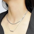 Detailweergave van een zilveren dubbellaagse slangenketting met een cilinder hanger - Zilver Dubbellaagse Cilinder Hanger