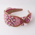Dettaglio del cerchietto barocco rosa con strass di cristallo e bordino di perle dorate - Rosa