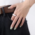 Anillo minimalista de cápsula blanca en titanio chapado en oro de 18k estilo chic - US 6 / Blanco Dorado