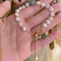 Detalle macro de pulsera de perlas de agua dulce con cuentas de jade verde y cierre OT dorado - Hebilla OT Dorada Perla Con Cuentas Verdes (1#)