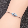 Detailaufnahme des Evil-Eye-Armbands mit blauen Kristallen an silberner Kette - Silber Blau und Schwarz Evil Eye