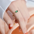 Detail of adjustable gold chain ring with emerald-cut green zircon and heart charm - Adjustable / Green