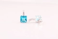 Vue détaillée des boucles d'oreilles zircon bleu carré avec créoles en argent et pavage - Carré / Aigue-marine