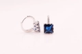 Détail des zircons bleus carrés et pavage de diamants sur boucles d'oreilles en argent - Carré / Bleu