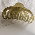 Detalle de pinza grande para el pelo verde oliva con muelle dorado y estilo retro - Verde