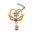 Piercing ombelico cuore dorato con ali e gemme a goccia rosa su sfondo bianco - Stile Ciondolo a Goccia d'Acqua Ala Oro