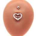 Vista macro di piercing all'ombelico a cuore in argento con zirconi su modello - Stile Doppio Cuore Argento Zirconia
