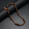 Collana surf bohémien con perline di cocco marroni e pietre naturali su un supporto scuro - Colore Occhio di Tigre