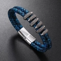 Detail eines blau-schwarzen Lederarmbands für Herren mit silbernem Metall-Magnetverschluss - Retro Blau & Silber