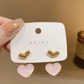 Primer plano de pendientes de corazón rosa nacarado con botones dorados en tarjeta - Pin de Plata S925 / Rosa Dorado