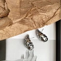 Pendientes de gota plateados con diseño de espiral pulida sobre fondo artístico suave - Pendientes de botón en espiral plateados (Pin de plata de ley 925)