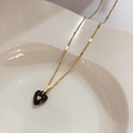 Collar de acero de titanio con colgante de corazón negro y cadena de tono dorado - Collar de cadena lisa de acero de titanio / Corazón Negro