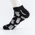 Chaussettes noires à motif de grain de bois blanc présentées sur un pied mannequin - Taille EU 41-46 / Motif Grain de Bois Noir