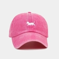Dettaglio del ricamo a forma di cucciolo bianco su un berretto rosa slavato vintage - Regolabile / Rosa Rosso