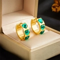 Pendientes de aro bañados en oro con cristales verdes en forma de corazón - Aro de Superficie Ancha Dorado Con Corazón Verde (E4794)
