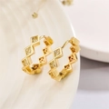 Elegante goldene geometrische Creolen mit kleinen Zirkonia Steinen auf weißem Tablett - Geometrische Creole / Gold