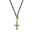 Collana a croce dorata con zirconi verdi e dettaglio floreale su cordino nero - Verde (CN0087YH Verde)