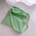Dettaglio borsa tote in tela verde menta con trama intrecciata e ampia tracolla morbida - Stile a Una Cinghia (Tracolla) / Verde Menta