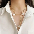 Collier minimaliste en chaîne O dorée avec barre en T et perles sur chemise blanche - Doré
