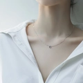 Collana in argento sterling S925 con ciondolo solitario in cristallo azzurro tondo - Argento 925 / Oro Bianco