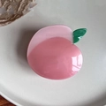 Dettaglio macro della pinza per capelli a forma di pesca in acetato con foglia su ceramica - 7.2CM / Pesca Rosa