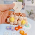 Détail d'un élastique à cheveux fleur au crochet rose avec cœur jaune sur carte - Rose