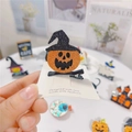 Dettaglio di fermaglio per capelli a zucca glitterata con cappello da strega nero - Cappello a Zucca 3D