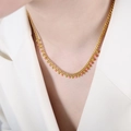 Collier vintage en acier titane avec chaîne dorée et perles en émail rose chic - Rose