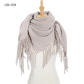 Écharpe beige unie avec finition brossée et détails de glands sur mannequin - Khaki (FS5-04#)