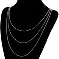 Collier multi-rangs en acier inoxydable argenté sur un buste d'exposition noir - Chaîne fine triple couche argentée (KN108098-Z)