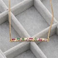 Detail einer goldenen Schlangenkette mit buntem rechteckigem Zirkonia-Anhänger - Langer Stabanhänger 1 / Gold-Regenbogen Zirkonia Stab B0005