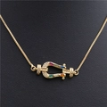 Gouden hoefijzer ketting met heldere zirkonia en gekleurde stenen op box ketting - Hoefijzergesp/Kroon