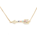 Gouden ketting met pijl hanger en gekleurde zirkonia stenen aan een fijne box ketting - Pijl