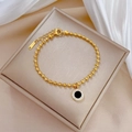 Elegante pulsera de cuentas de acero titanio dorado con ágata negra e incrustación de circón - Dorado
