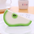 Gomme créative en forme de tranche de poire verte sur une assiette en céramique - Poire Verte
