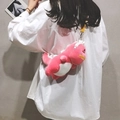 Borsa a tracolla peluche dinosauro rosa con cinturino giallo sulla schiena del modello - Rosa Rosso