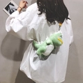 Simpatica borsa a tracolla dinosauro in peluche verde con cinturino giallo su camicia - Verde