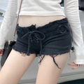 Dettaglio ravvicinato di pantaloncini in denim nero con lacci frontali e bordi sfrangiati - S / Nero