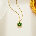 Elegante gouden titaniumstalen ketting met een groene zirkonia bloemhanger op blad - Groene Bloem / Goud