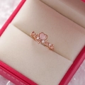 Gros plan d'une bague fleur en or rose avec pierre cœur rose dans un écrin en velours - 17#14124 (Or Rose Rose Cœur)