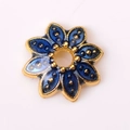 Gros plan d'une perle fleur en émail bleu et bordure dorée pour la création de bijoux - 7727 Or Bleu (8 Pétales)