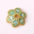 Primer plano de cuenta de flor en esmalte verde claro con bordes dorados para joyas DIY - 7713 Oro Verde (5 Pétalos)