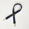 Détail de la bandoulière réglable en tissu bleu foncé avec crochets en métal doré - Bleu