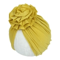 Détail du turban pour bébé en coton gingembre avec une grande fleur à volants superposés - Curcuma
