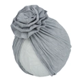 Détail du bonnet turban pour bébé en coton gris avec une grande fleur 3D plissée - Gris